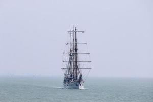 surabaya, indonesien, april, 2019-indonesiska flottans segelträningsfartyg foto