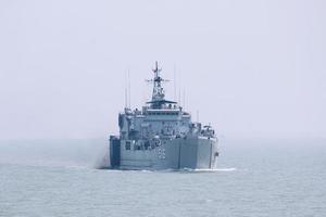 surabaya, indonesien, 21 april 2019 - indonesiskt semi stealth krigsfartyg foto