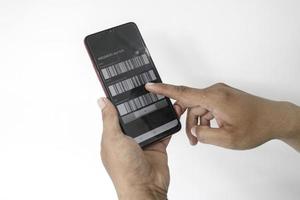 detaljfoto av imei-koden på mobiltelefonskärmen i handen isolerad på vit bakgrund foto