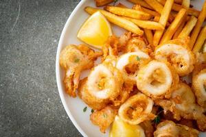 bläckfisk - stekt bläckfisk eller bläckfisk med pommes frites foto