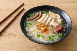 vietnamesisk risnudlar soppa med vietnamesisk korv serverad grönsaker och krispig lök foto
