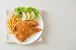 hemlagad panerad weinerschnitzel med potatischips foto