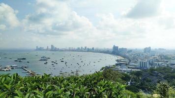 pattaya stadsbild och bali hai pir i thailand foto