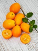 kumquats på ett träbord foto