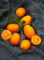 kumquats på en textil servetter foto