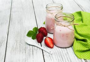 yoghurt med färska jordgubbar foto