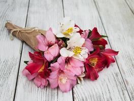 alstroemeria blommor på ett bord foto