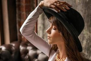 porträtt av mode kvinna i hatt, vacker elegant foto