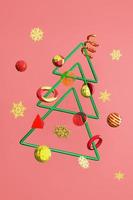 3D-rendering abstrakt julgran rörelse av snöflingor och geometrisk form glänsande metall i grönt, guld och rött. stilren modern design foto