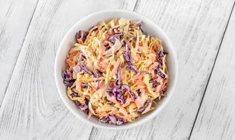 skål med coleslaw sallad foto