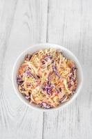 skål med coleslaw sallad foto