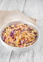 skål med coleslaw sallad foto