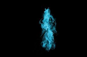 abstrakt ljusblå rök ångflöde realistiska damm överlägg strålen brand effekt ljus struktur på mörk svart. foto