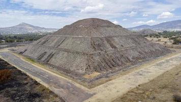 panorama av solens pyramid. teotihuacan. Mexiko. utsikt från månens pyramid. se drone topp foto