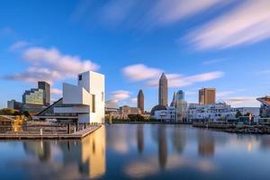 downtown cleveland skyline från sjön foto