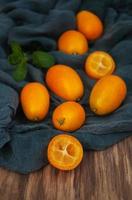 kumquats på en textil servetter foto