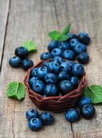 färska blåbär på ett bord foto