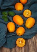 kumquats på en textil servetter foto