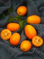 kumquats på en textil servetter foto