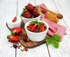 hemgjord granola med jordgubbar foto