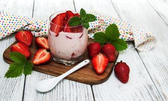 yoghurt med färska jordgubbar foto