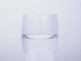 glas med vatten foto