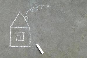 huset är ritat med krita på asfalten. barn kreativitet, sommar, boende, familj, bolån, hyra. banner med plats för text, kopieringsutrymme, hem foto