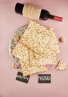 pesach firande koncept - judiska påskhelgen. matzah på seder tallrik foto