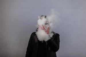 man röker en kontroversiell vape foto