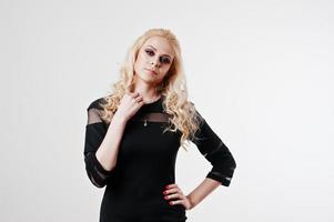 närbild studio porträtt av blond flicka i svart klänning foto