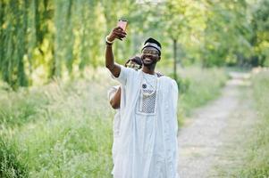 glada glada svarta afrikanska förälskade par gör selfie på telefonen foto