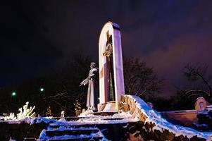 monument av st. francis på frusen kväll foto