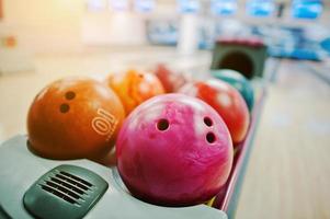 en grupp färgade bowlingklot vid skålhiss foto