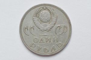 jubileumsmynt 1 rubel ussr från 1967, visar vladimir lenin med slogan 50 år av sovjetiskt styre foto