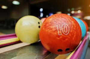 två färgade bowlingklot med nummer 10 och 9 foto