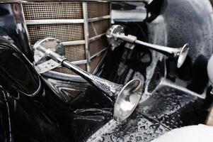 två horn på gamla vintage retro bil foto