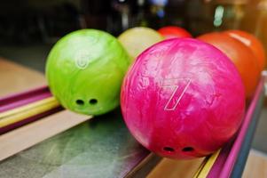 två färgade bowlingklot nummer 7 och 6. barnboll för bowling foto