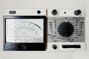 gammal vintage sovjetisk digital amperemeter elektrisk tester multimeter foto