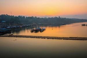 vacker soluppgång vid songgaria-floden i sangkhla buri kanchanaburi thailand, vacker morgonhimmel foto