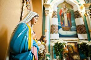 närbild av gips figur av Jesus Kristus och heliga Maria i kyrkan foto