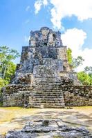 forntida maya-plats med tempelruiner pyramider artefakter muyil mexico. foto