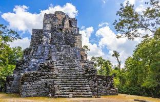 forntida maya-plats med tempelruiner pyramider artefakter muyil mexico. foto