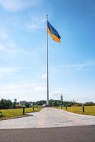 bicolor blått och gult Ukrainas nationella flagga vajande i vinden mot himlen foto