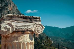 delphi, grekland antika marmorpelare mot bakgrund av berg foto