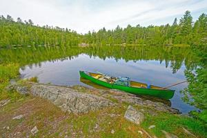 kanot på en vildmarksstrand foto