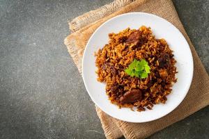 nasi goreng - stekt ris med fläsk i indonesisk stil foto