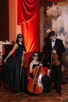 musikalisk trio med violiner foto