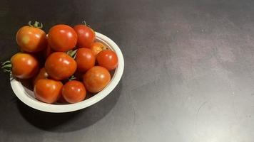 röda tomater. färska tomater. foto