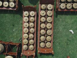 ovanifrån från luften av gamelan, traditionella javanesiska och balinesiska musikinstrument. foto