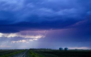 storm blixt på landsbygden i Kanada foto